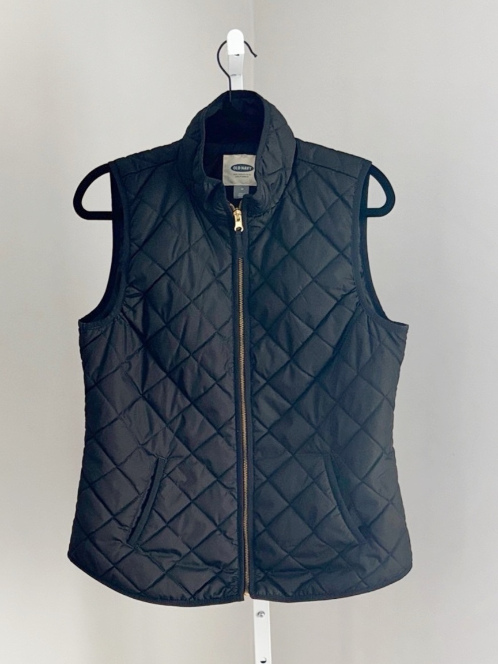 Old Navy Women’s Black Quilted Vest with Gold Zipper Detailing Size Medium